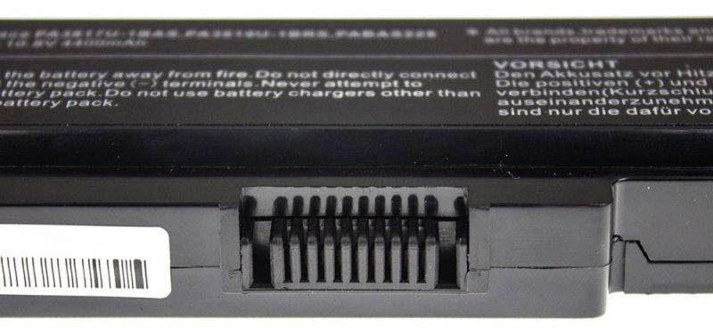 Batterie d'ordinateur portable en gros plan avec des avertissements de sécurité sur sa surface.