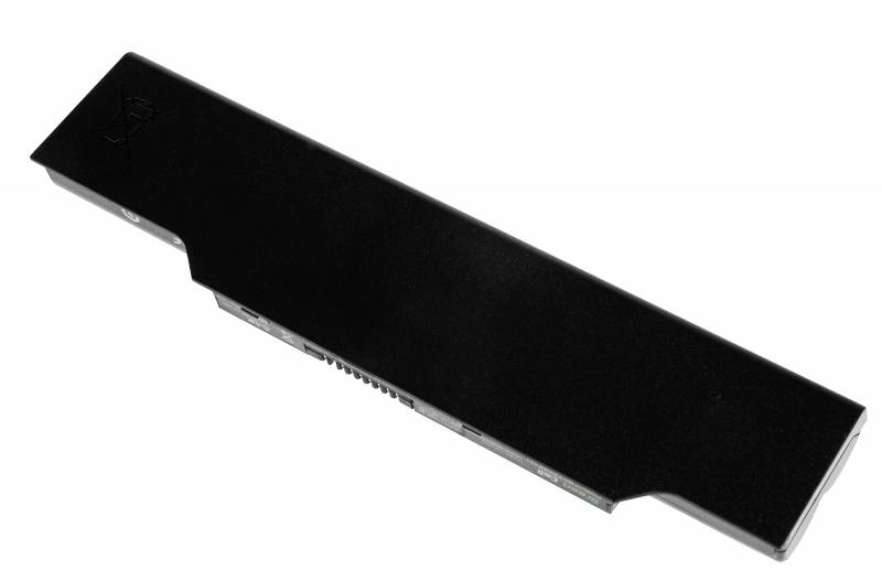 Un batterie d'ordinateur portable rectangulaire, noire, à surface lisse, est posée à plat.