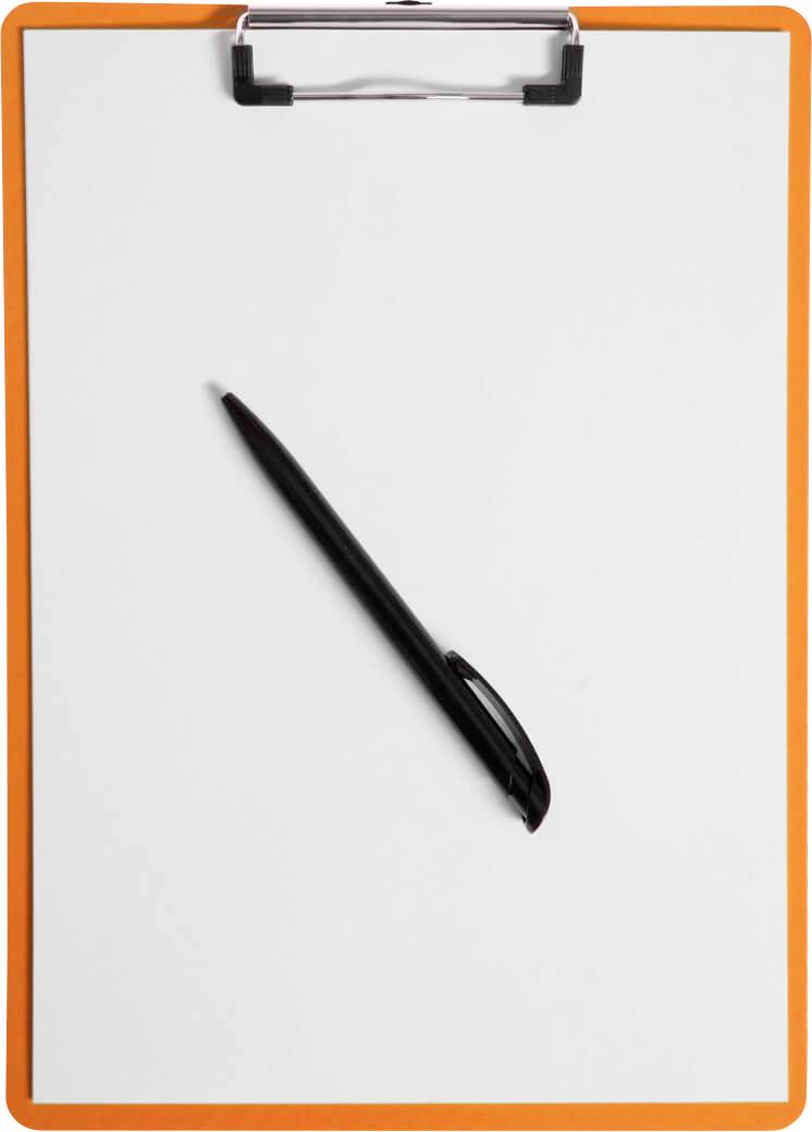 Presse-papiers avec un bord orange et une feuille blanche vierge, un stylo noir est posé en diagonale sur le papier.