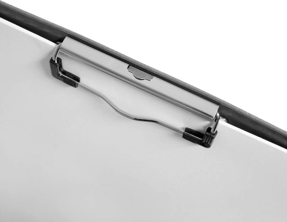 Presse-papiers avec un clip métallique gris et un papier blanc dessus.