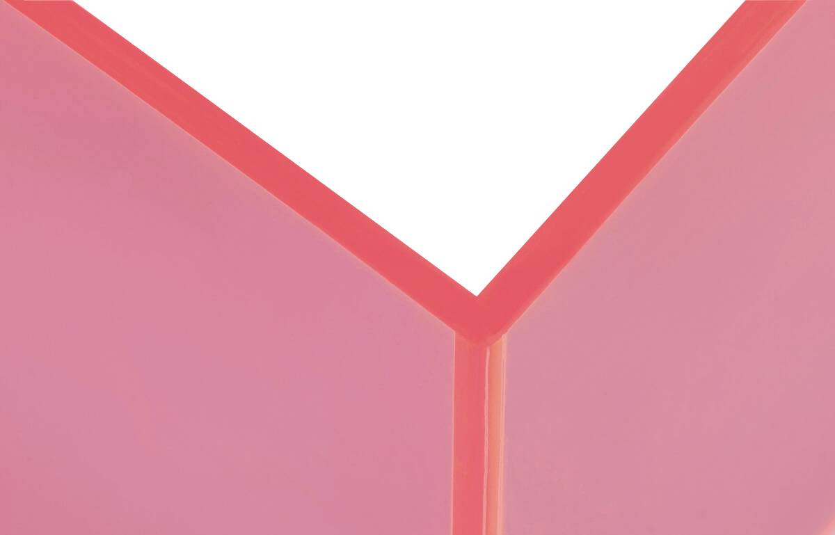 Une flèche rose incurvée pointe vers le haut. L'arrière-plan est entièrement blanc.