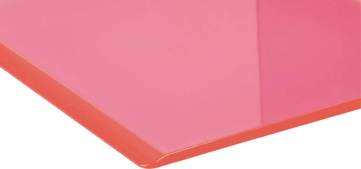 Plaque acrylique rose, brillante et rectangulaire, présente un angle. La surface réfléchit la lumière et paraît lisse.