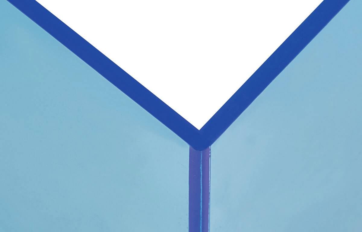 Une enveloppe bleue avec une bordure bleue en haut, formant la forme d'un triangle pointant vers le bas.