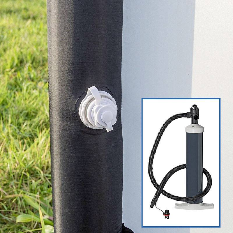 Une valve gonflée sur une surface verticale noire avec une image d'une pompe à main comprenant un tuyau et un embout.