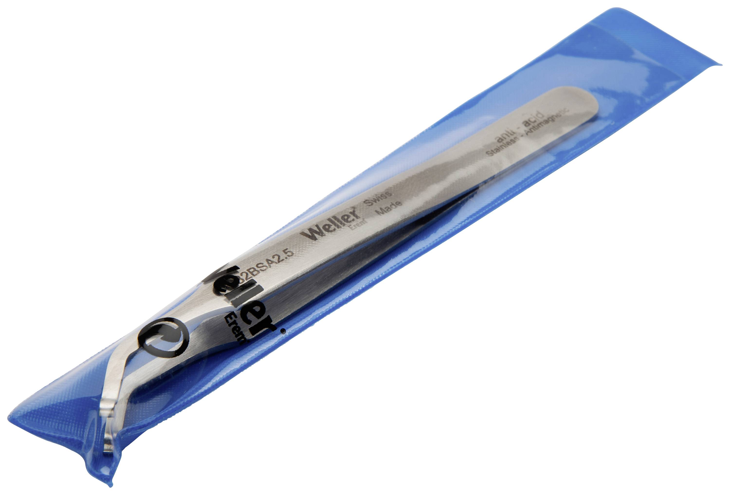 Une pince Weller dans un étui plastique bleu, à extrémité biseautée, adaptée aux travaux fins. Fabriquée en acier inoxydable.