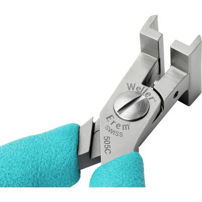 Gros plan d'un coupe-côtés de précision portant des gants turquoise, portant l'inscription 'Weller Erem 505C Swiss'.