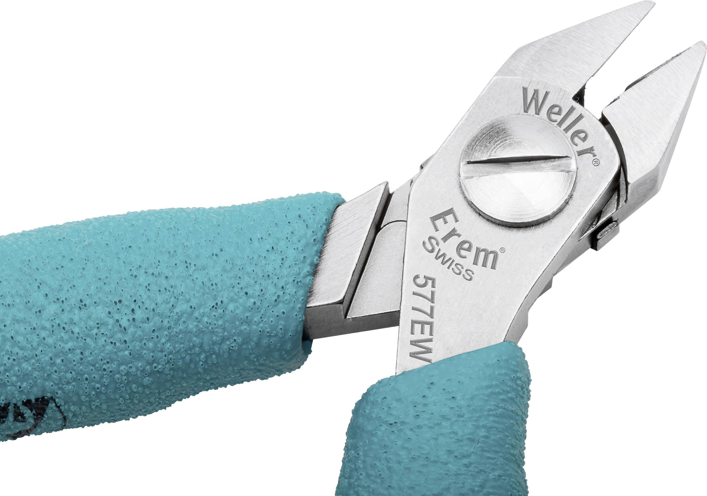 Un gros plan d'une pince de précision Weller Erem 577TE avec une poignée turquoise, adaptée aux travaux de coupe délicats.