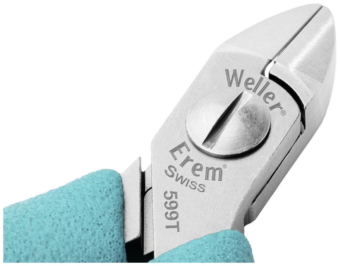 Un gros plan d'un coupe-câbles argenté portant l'inscription « Weller Erem Swiss 599T ». Une main gantée de bleu tient l'outil.