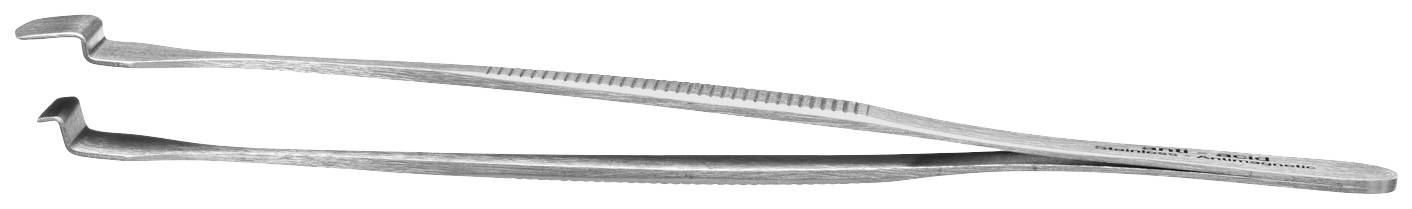 Une pince chirurgicale en argent aux extrémités courbées, utilisée pour des interventions médicales.