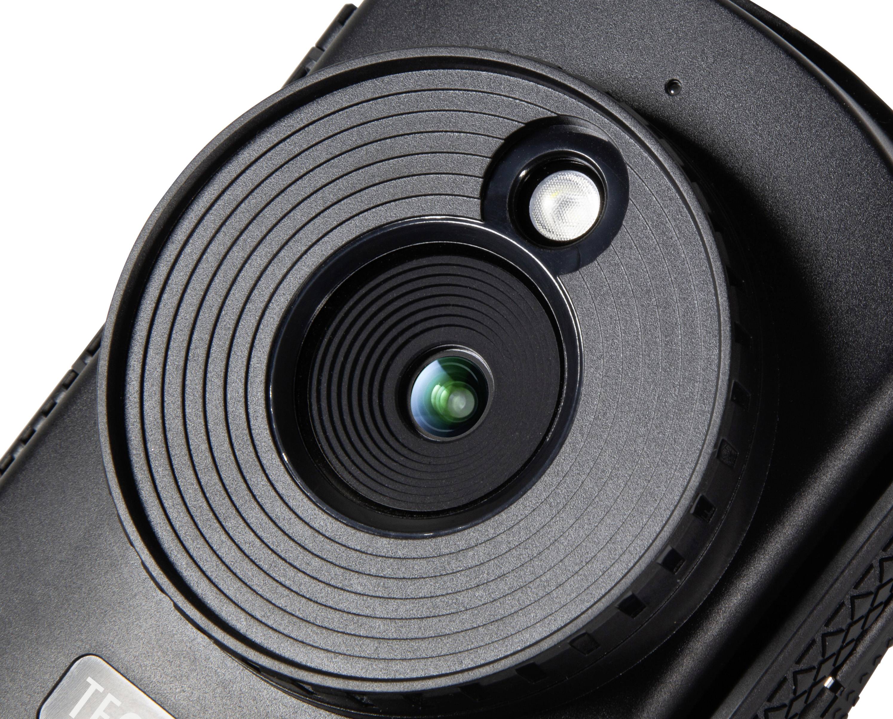 Gros plan d'un appareil photo focalisé sur un objectif équipé de deux flashs. L'objectif présente des cercles concentriques.