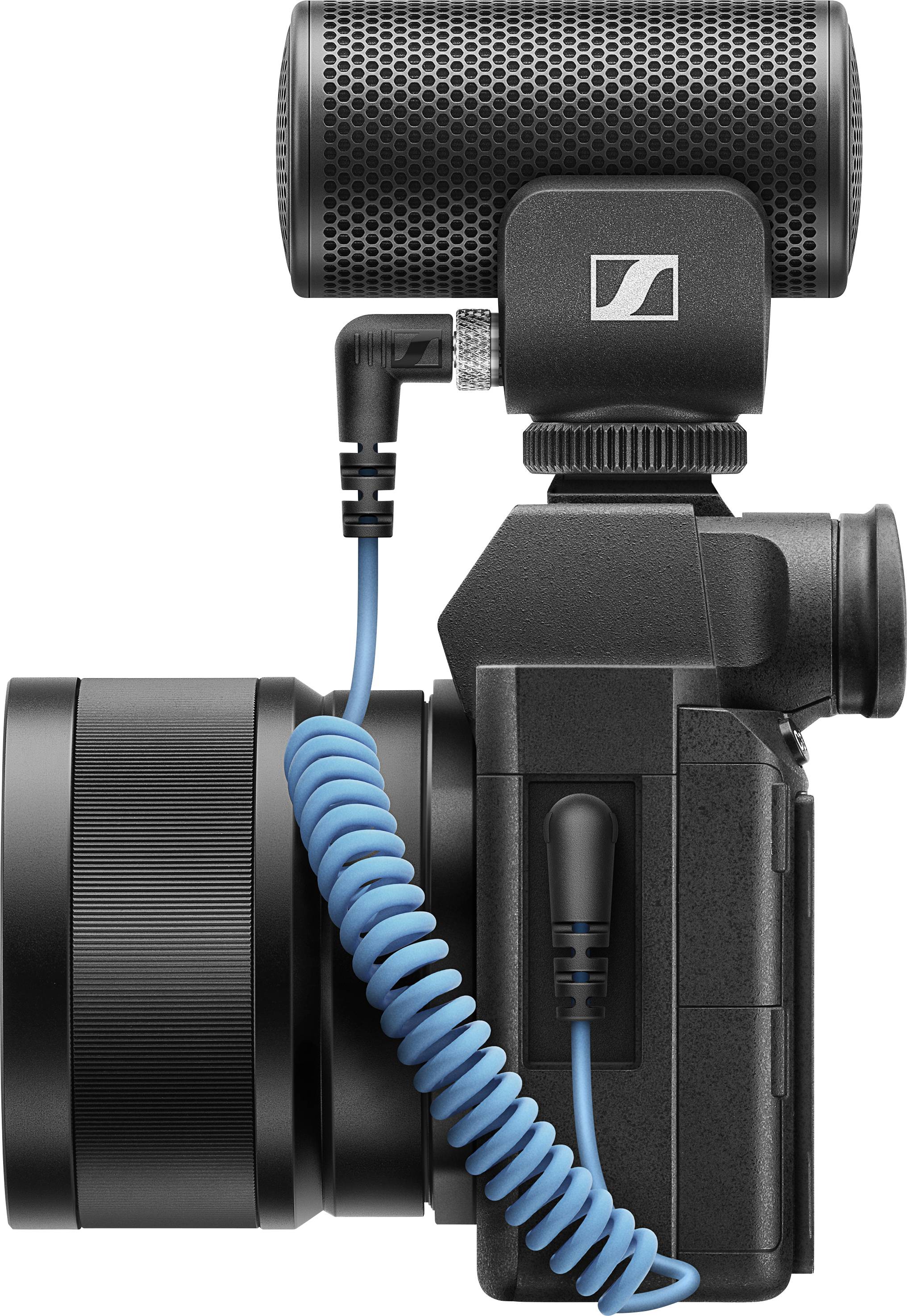 Caméra noire avec un grand objectif et un microphone fixé au-dessus, reliée par un câble bleu. Équipement pour la prise de photographies et de vidéos.