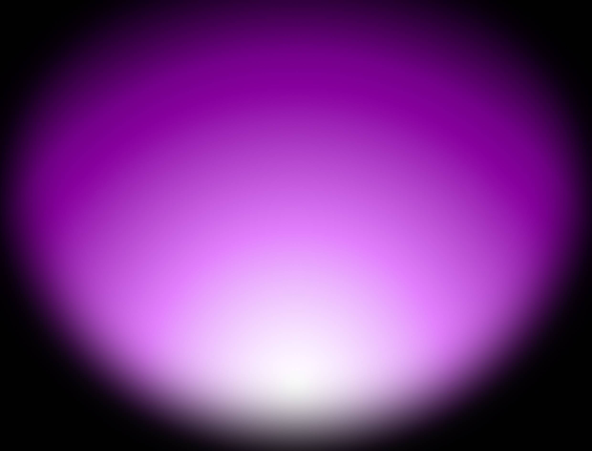 Une lueur rose-mauve éclatante, rayonnant à partir d'un point central, entourée d'un bord plus sombre et flou.