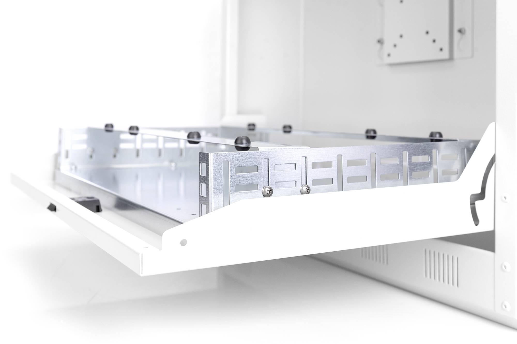 Un boîtier blanc ouvert avec un cadre métallique extractible, adapté au montage de composants électroniques.