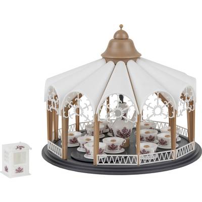 Un mini-carrousel de style manège de tasses de thé, avec un candélabre posé dessus, se trouve à côté d'une petite cabane de billetterie.