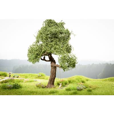 Un paysage miniature représente un arbre avec une balançoire et un petit lapin en dessous, entouré d'une prairie verte et de fleurs.