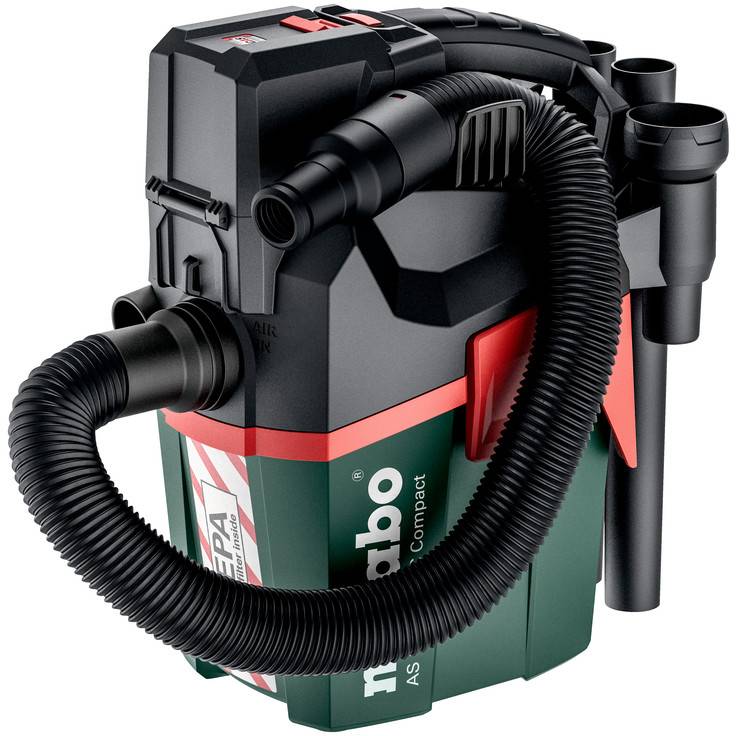 Aspirateur traînable humide/sec avec le dessus noir et le réservoir vert, les accents rouges, et les tuyaux et les buses attachés sur un fond blanc.