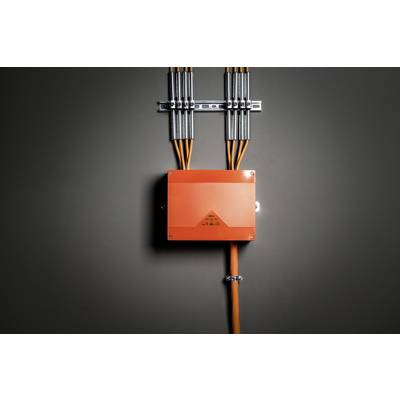 Boîte de distribution électrique orange fixée à un mur gris, avec plusieurs câbles connectés remontant vers le haut.