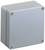 Boîtier gris, rectangulaire, avec quatre vis visibles aux angles, utilisé pour l'électronique ou les installations électriques.