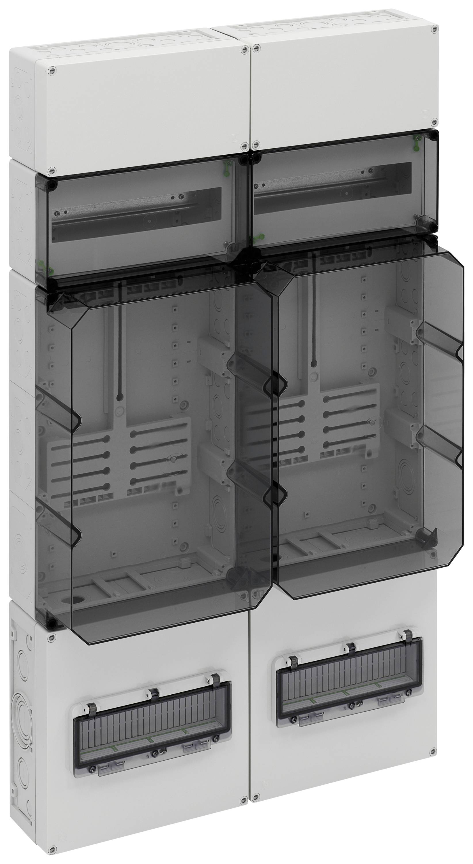 Un boîtier électrique de distribution gris avec des couvercles transparents, posé verticalement, présente des compartiments vides et des canaux de câblage.