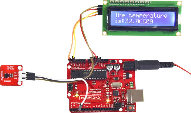 Configuration Arduino avec affichage de température. Un capteur est connecté, et l'écran affiche 'La température est : 32,00°C'.