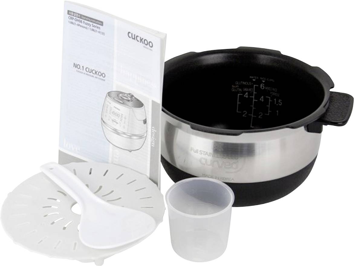 Cocotte de cuiseur à riz en acier inoxydable avec tasse à mesurer, panier vapeur et cuillère. Notice de 'No.1 Cuckoo' à côté. Accessoires de cuisine.