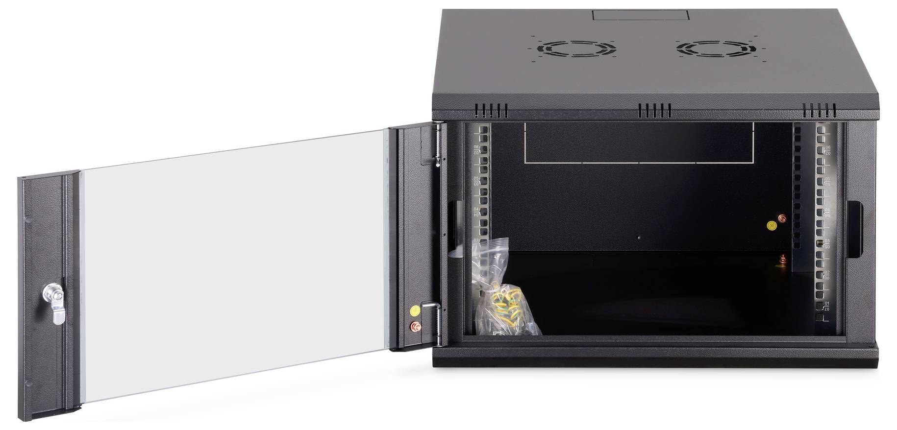 Armoire murale de réseau avec une porte vitrée, ouverte pour montrer l'espace intérieur pour l'installation d'équipement, deux ventilateurs de refroidissement visibles sur le dessus.