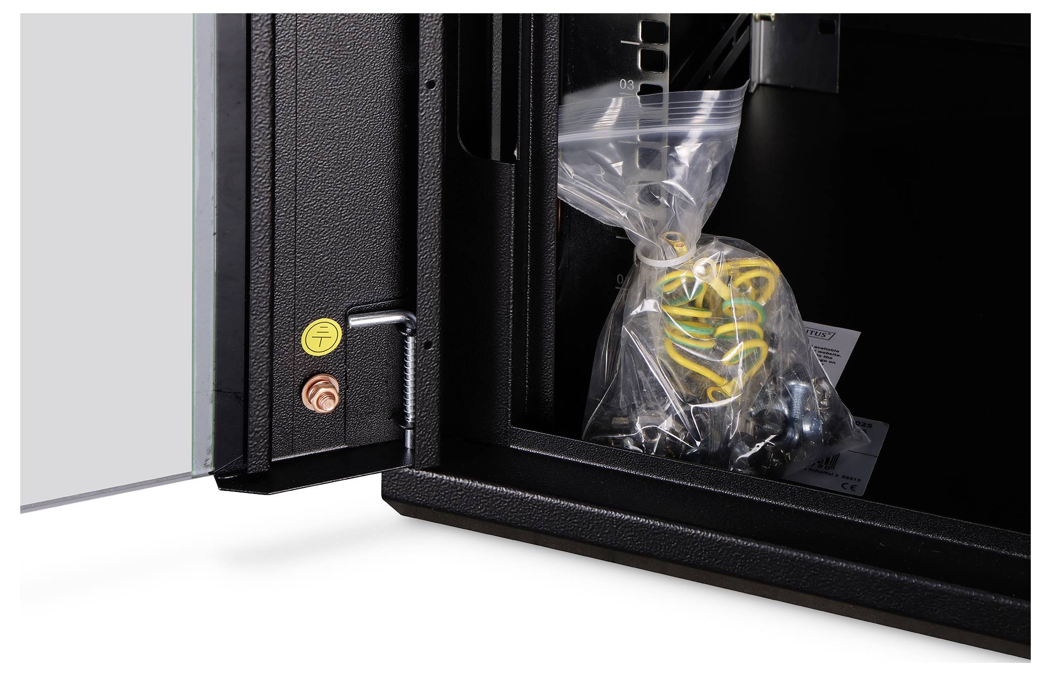 Ouvrir la porte de l'armoire montrant l'intérieur avec des fils et des composants emballés.