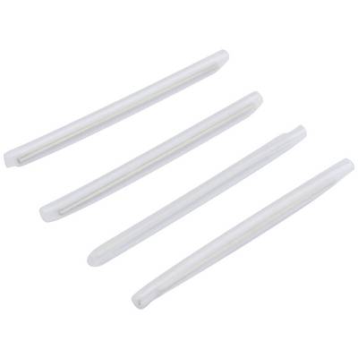 Quatre tiges isolantes blanches disposées en diagonale sur un fond blanc.