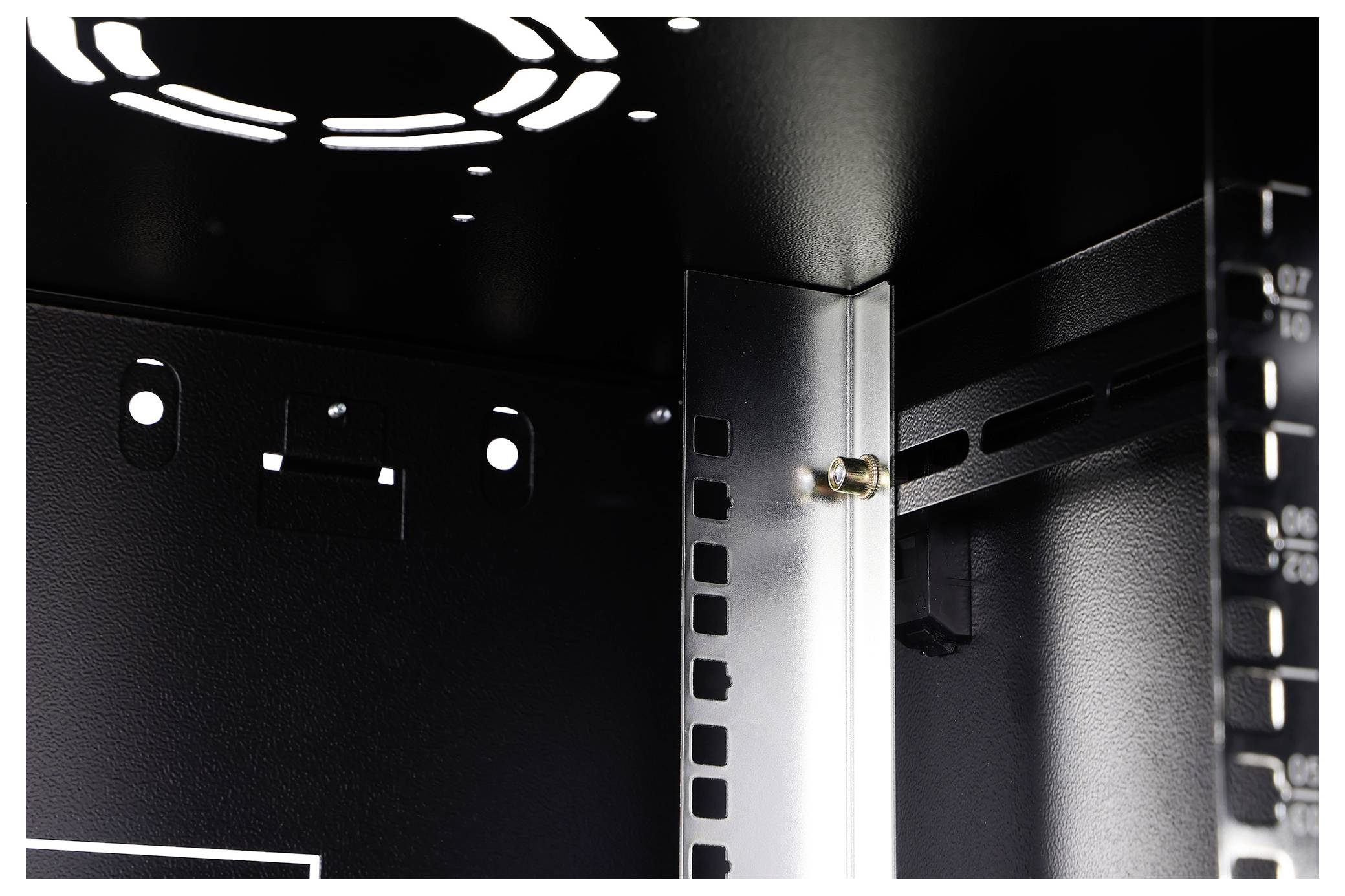 Intérieur d'un rack serveur métallique montrant des supports de montage et une vis partiellement vissée, avec des découpes visibles pour la gestion des câbles.