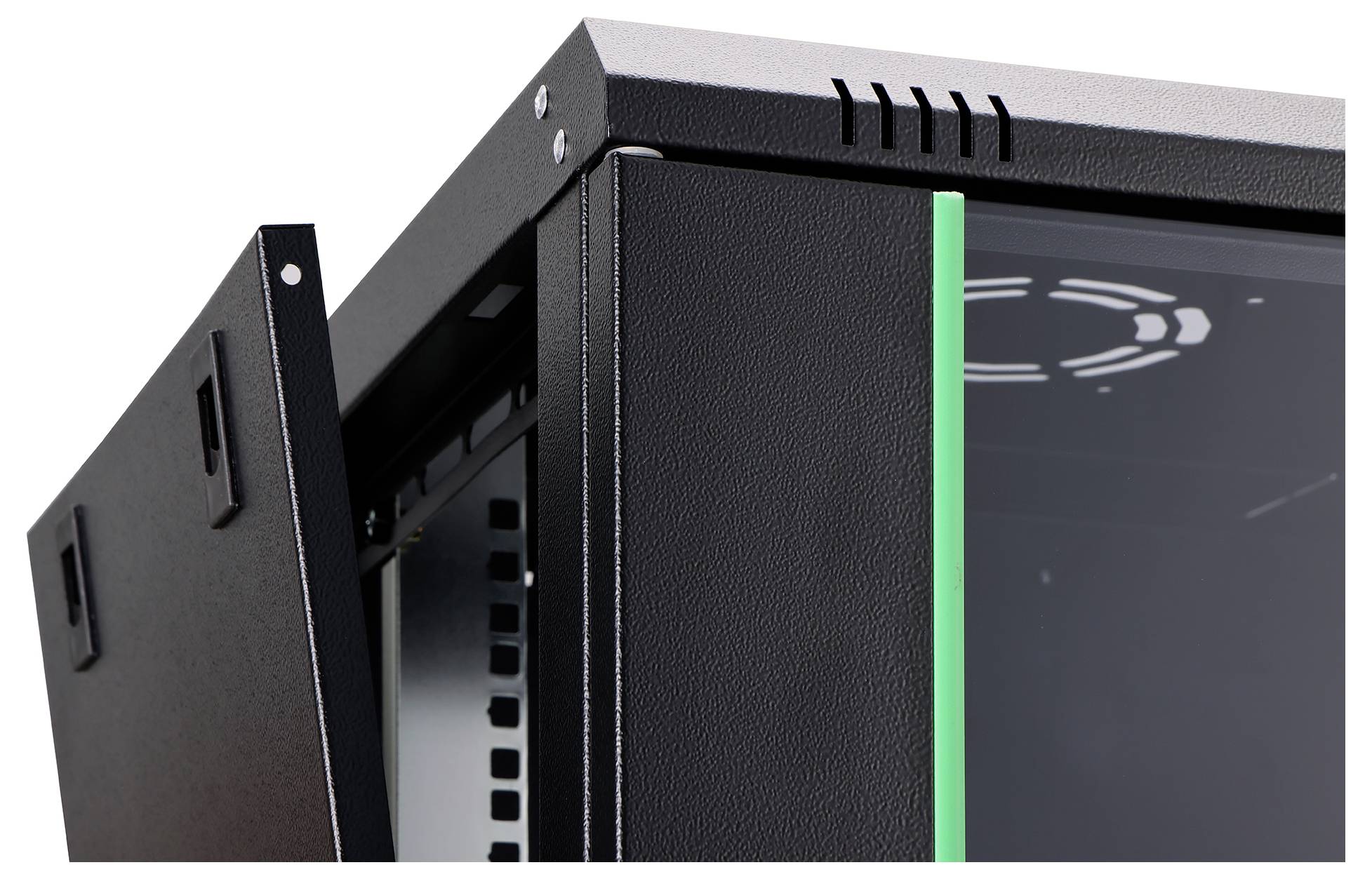 Armoire métallique noire partiellement ouverte avec des évents en haut, dotée d'une porte en verre teinté vert laissant entrevoir un intérieur vide avec des emplacements.