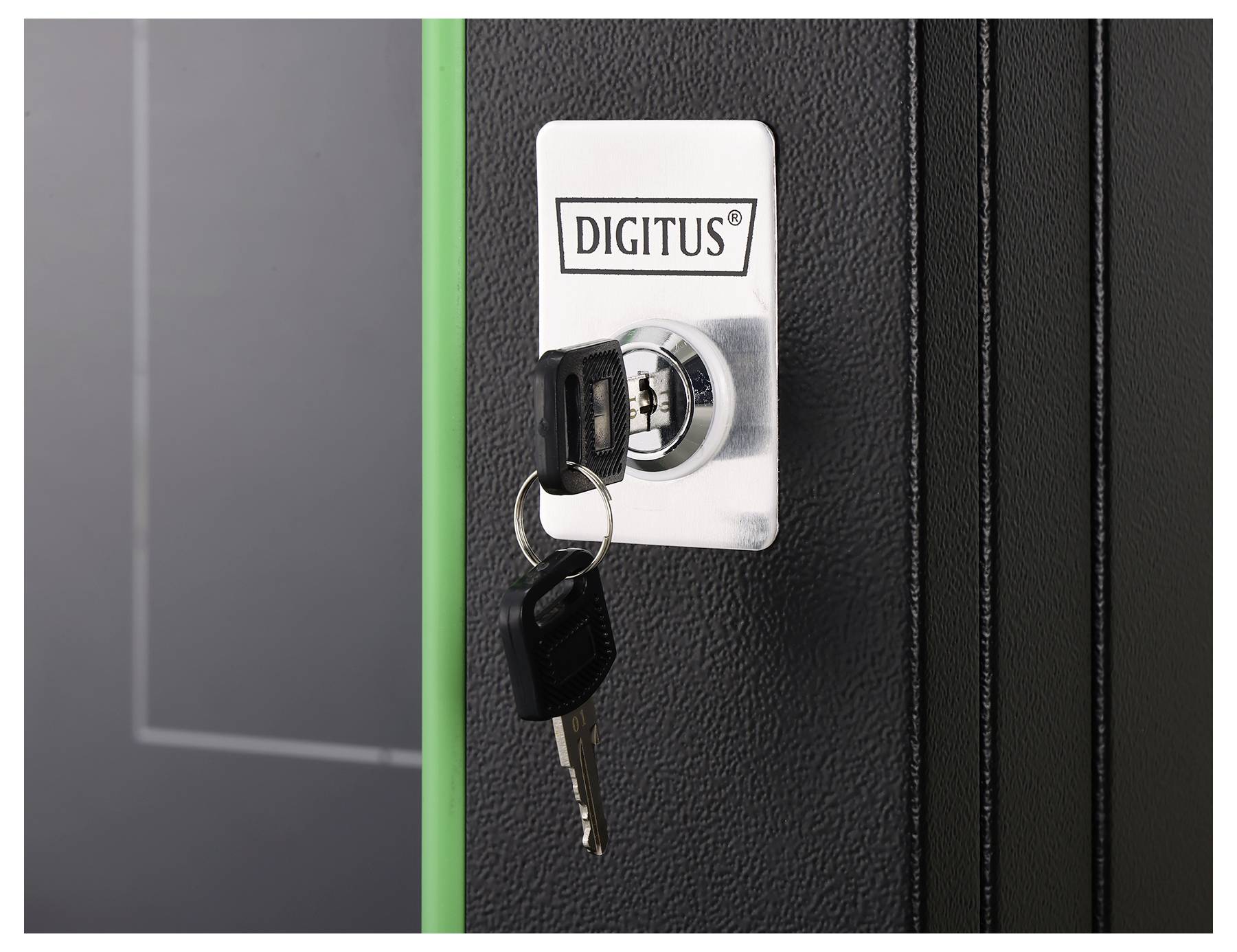 Un gros plan d'un cadenas sur une surface noire avec une clé insérée. Le cadenas affiche le nom de marque « DIGITUS » sur une plaque métallique.