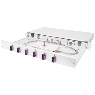 Un boîtier de rack ouvert blanc avec plusieurs connexions réseau rouges à l'avant et des câbles colorés à l'intérieur.