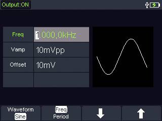 Image d'un écran d'oscilloscope. À gauche, on peut lire 'Fréquence : 1,000,0 kHz', 'Tension : 10 mVpp', 'Décalage : 10 mV'. À droite, une forme d'onde sinusoïdale.