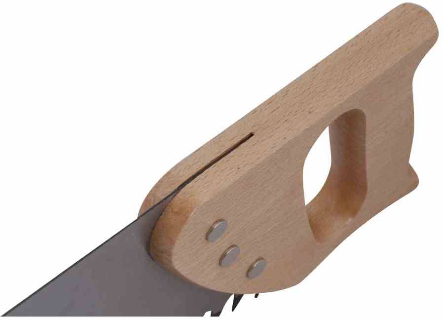 Poignée en bois d'une scie à main fixée par trois rivets ; reliée à une lame métallique. La lame est partiellement visible sur l'image.