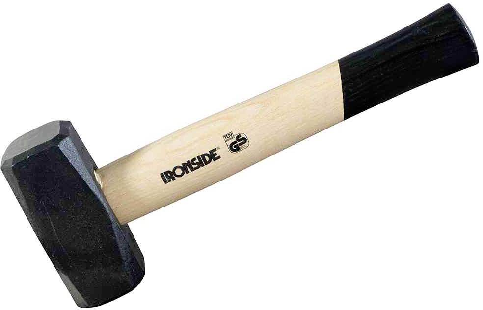 Marteau de forgeron noir avec manche en bois et l'inscription 'Ironside', sur un fond clair.