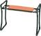 Un tabouret de jardin pliable avec un châssis noir et un coussin d'assise orange. Adapté pour travailler accroupi dans le Jardin.