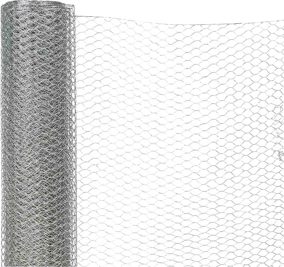Un rouleau de grillage à mailles hexagonales, partiellement déroulé ; souvent utilisé pour la construction de clôtures ou de cages.