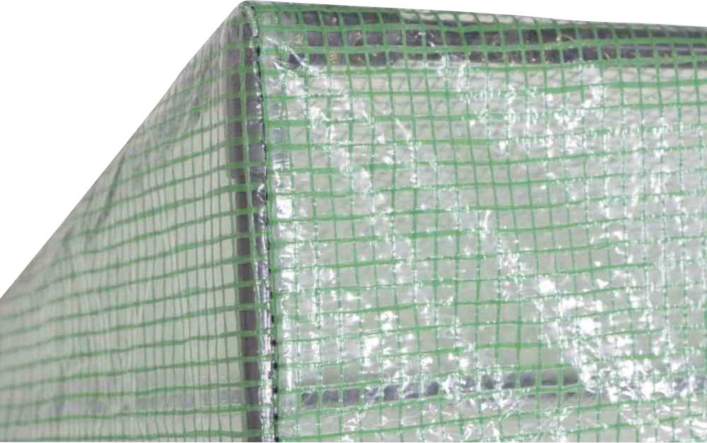 Un gros plan d'une bâche en plastique transparent avec un motif de grille verte, tendue sur le coin d'une structure rigide.