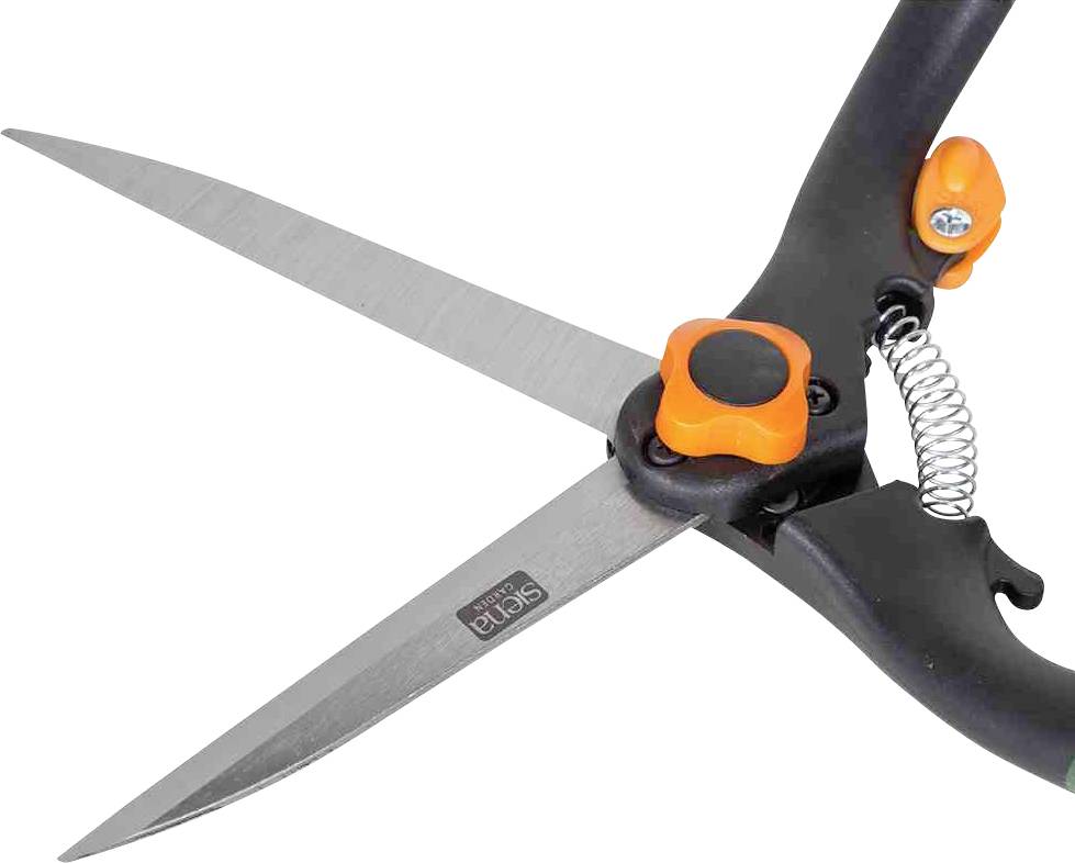 Sécateur aux poignées noires et aux détails orangés, ouvert. Principalement utilisé pour couper l'herbe ou de petits arbustes.