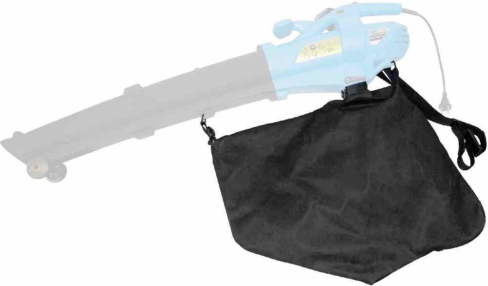Un souffleur de feuilles noir et bleu avec un sac de collecte intégré est posé sur le côté. L'appareil est équipé d'un raccordement électrique par câble.