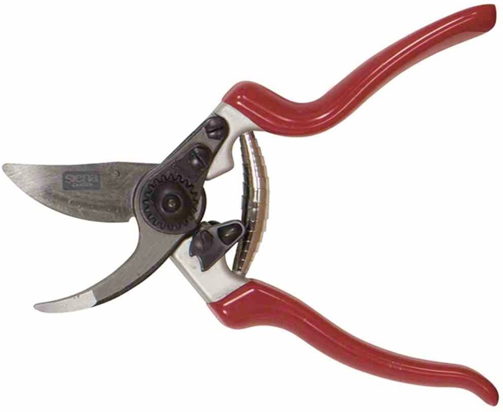Un sécateur rouge avec des lames métalliques et des poignées ergonomiques. Il est ouvert, révélant les engrenages de son mécanisme.