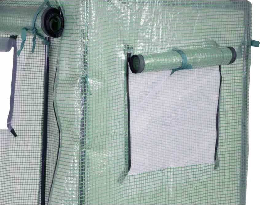Une serre verte en plastique transparent avec une fenêtre rectangulaire ouverte sur le côté ; la fenêtre est relevée.