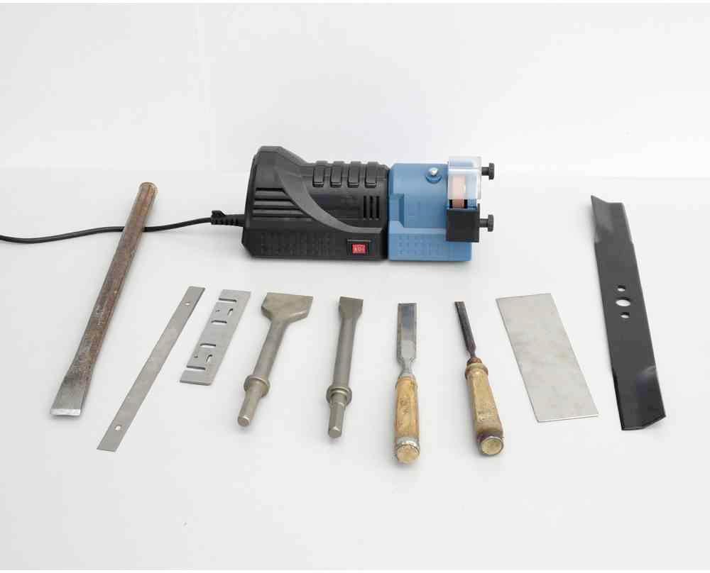 'Ensemble d'outils comprenant une meuleuse électrique, des tiges métalliques, des lames et des tournevis. Adapté pour l'usinage du métal ou du bois.'