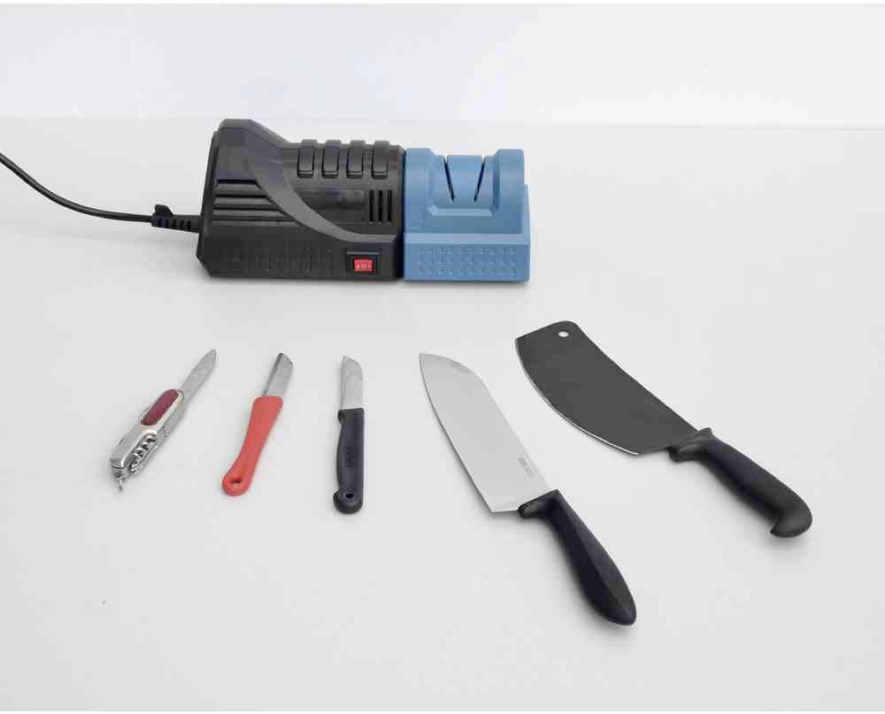 'Un aiguiseur de couteaux électrique avec plusieurs couteaux de différentes tailles et formes sur une surface blanche.'