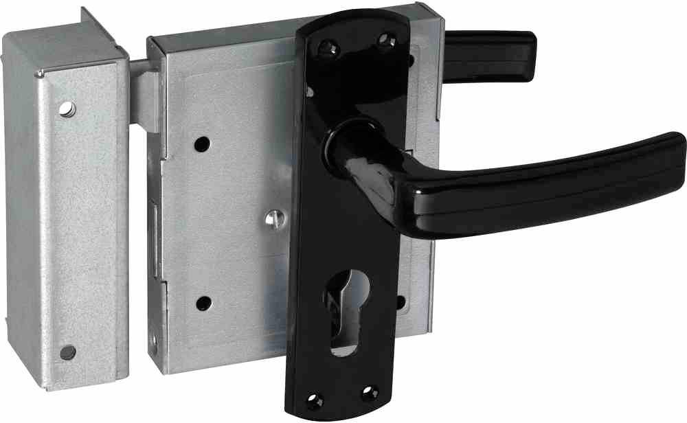 Une serrure de porte en métal avec une poignée noire et un trou de serrure. La poignée est en plastique, la serrure est rectangulaire et mécanique.