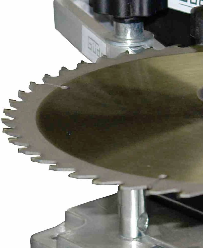 'Gros plan d'une scie circulaire avec une lame métallique dentelée, montée sur une machine, sur un fond neutre.'