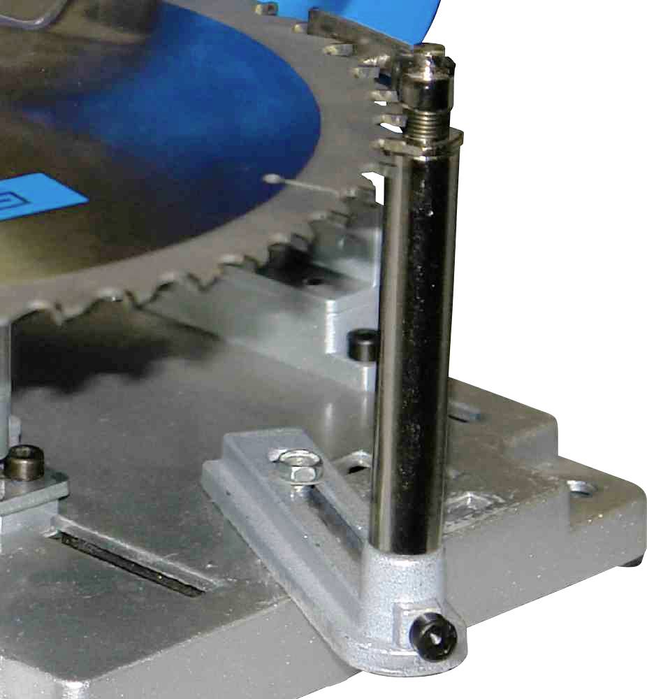 Gros plan d'une partie d'un composant de machine ou d'appareil, comprenant un cercle métallique denté et une tige verticale sur un châssis métallique.