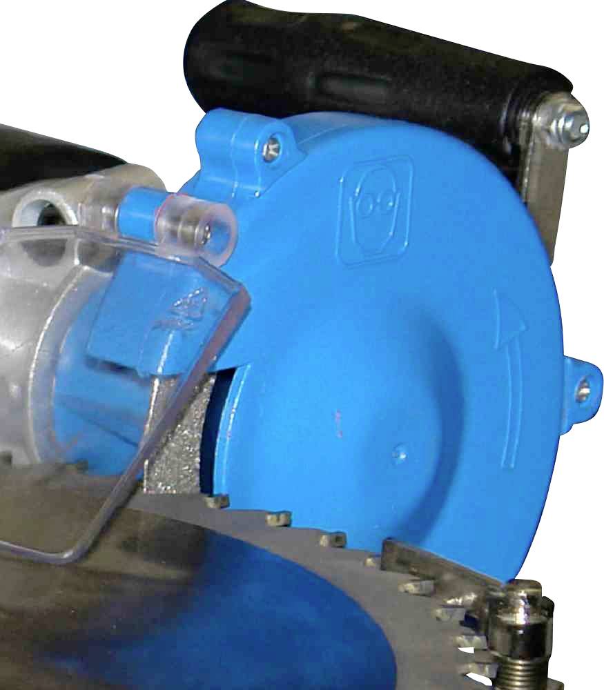 Gros plan d'une scie circulaire avec un capot de protection bleu. Une flèche indique le sens de rotation. Outil et consigne de sécurité sur l'image.