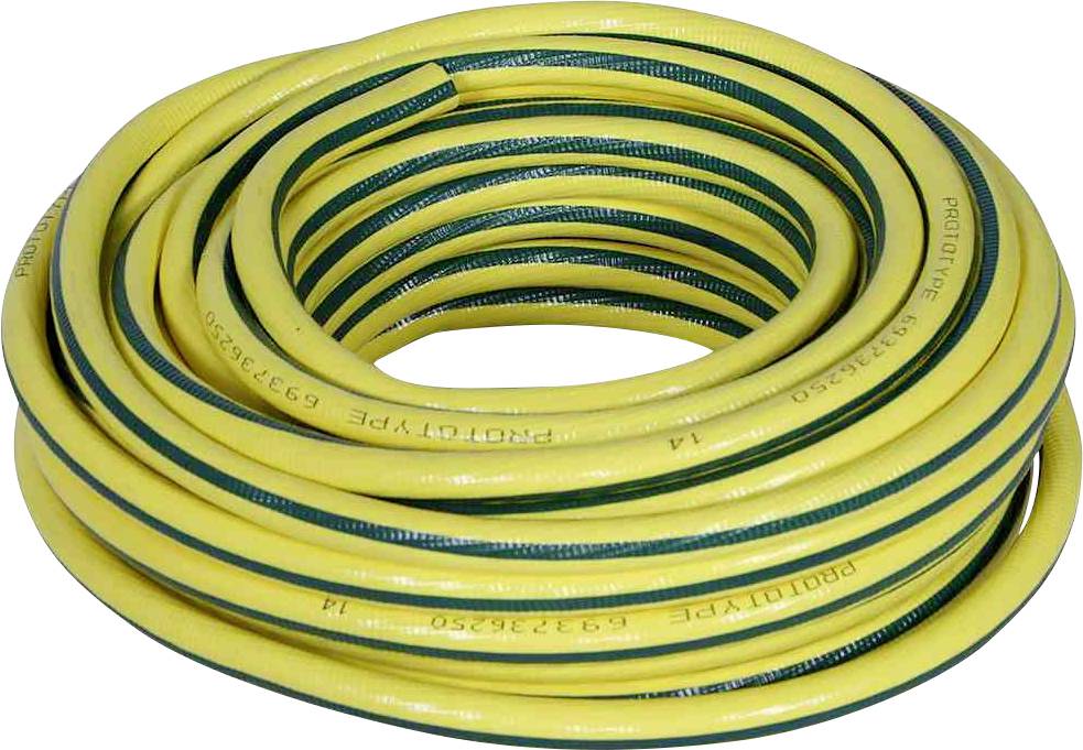 Un tuyau d'arrosage enroulé, jaune et vert, posé sur une surface blanche.