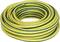 Un tuyau d'arrosage enroulé, jaune et vert, posé sur une surface blanche.